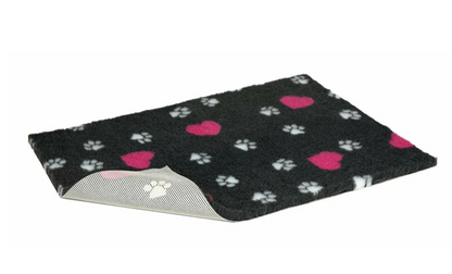 vet bed, charcoal with cerise hearts